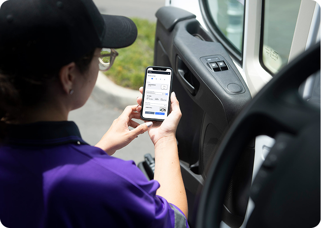 driver with mobile fleet management app